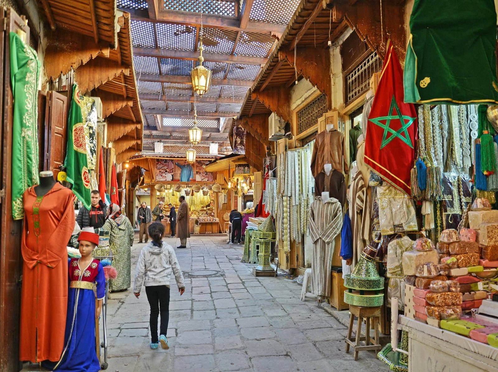 photo/vibrant-moroccan-market-in-fes-medina