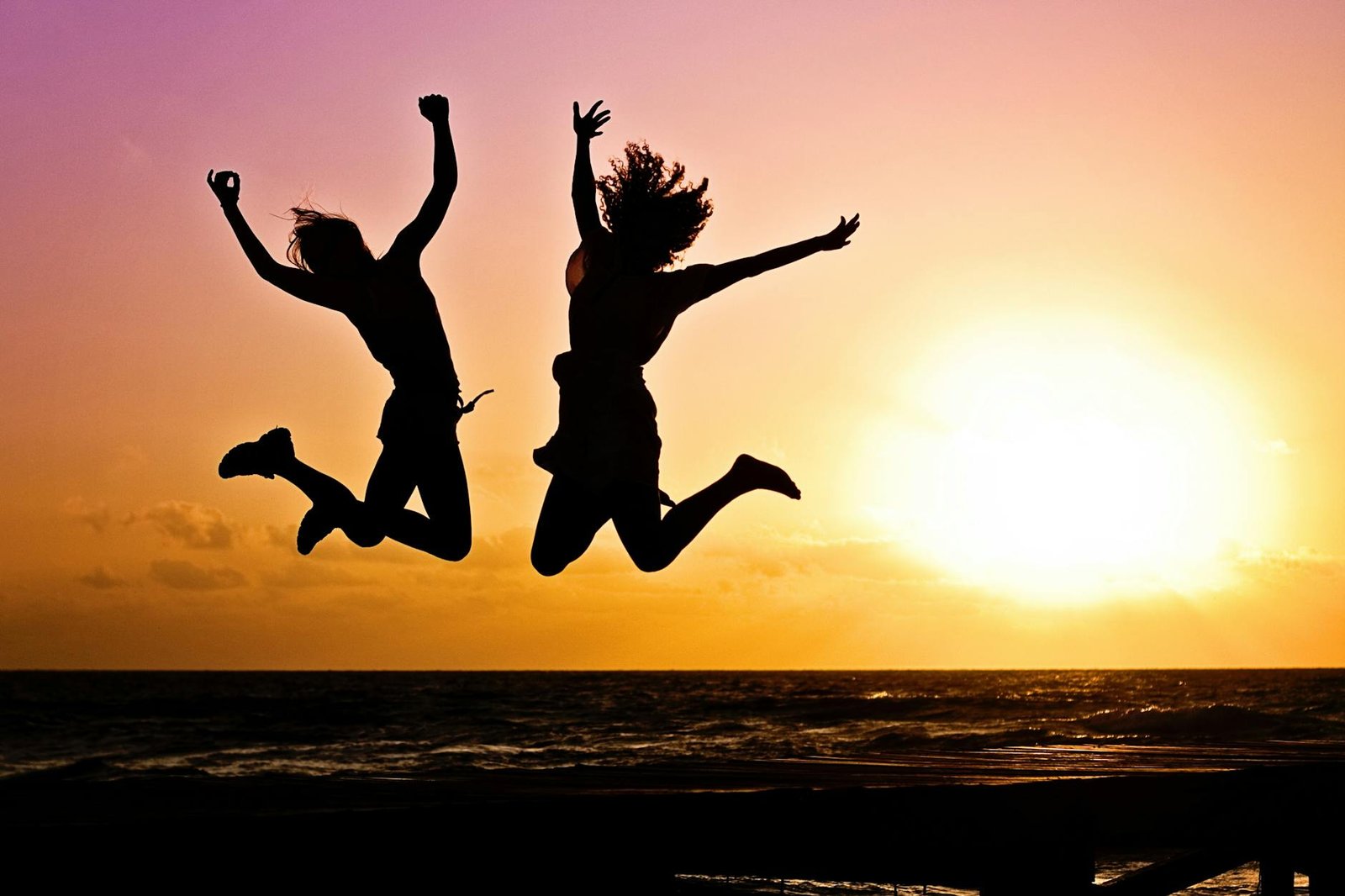 photo/silhouette-photography-of-jump-shot-of-two-persons