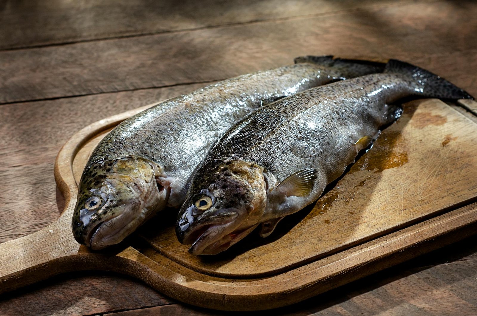 photo/fresh-rainbow-trout-on-wooden-cutting-board