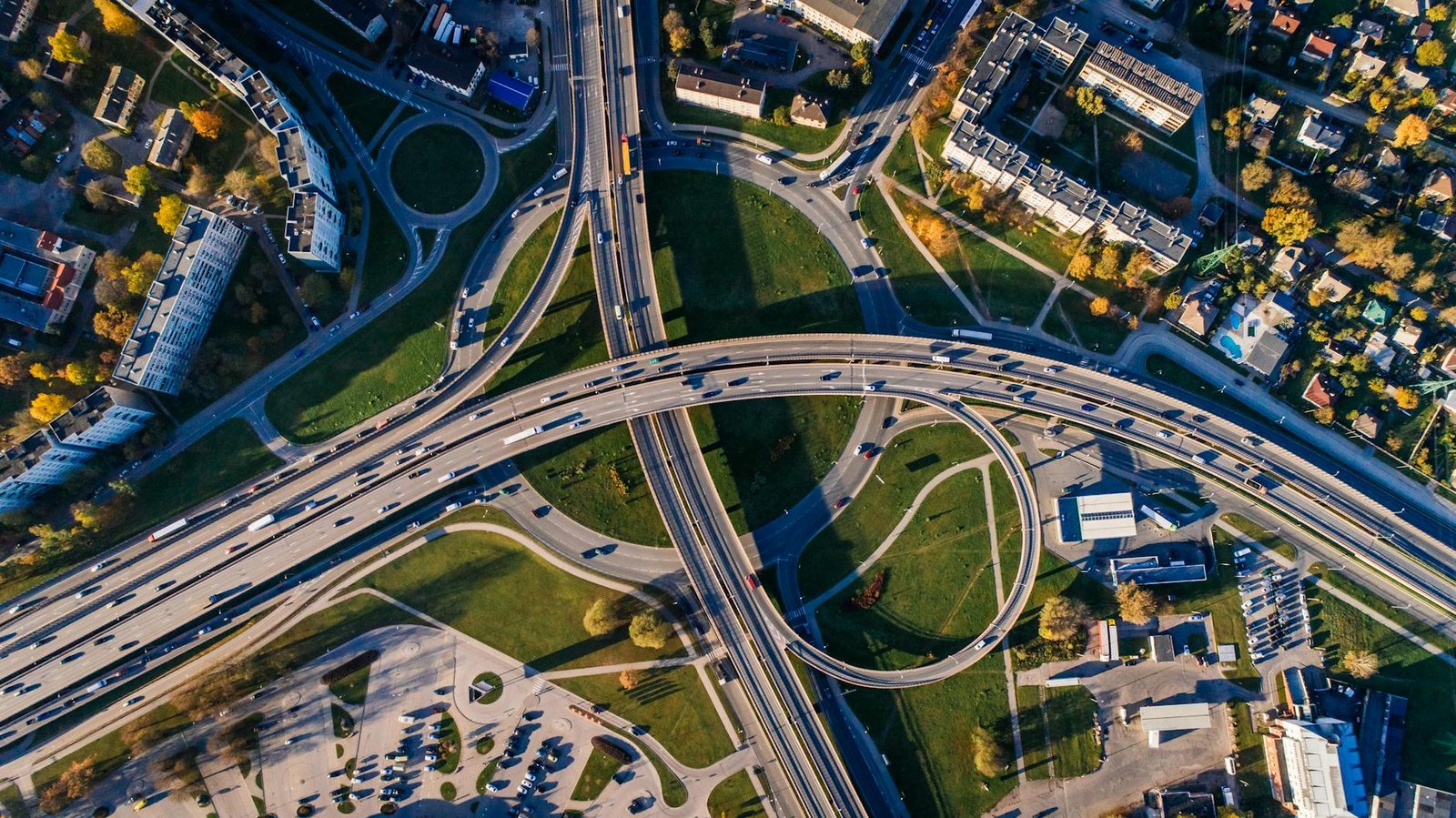 photo/aerial-photo-of-buildings-and-roads