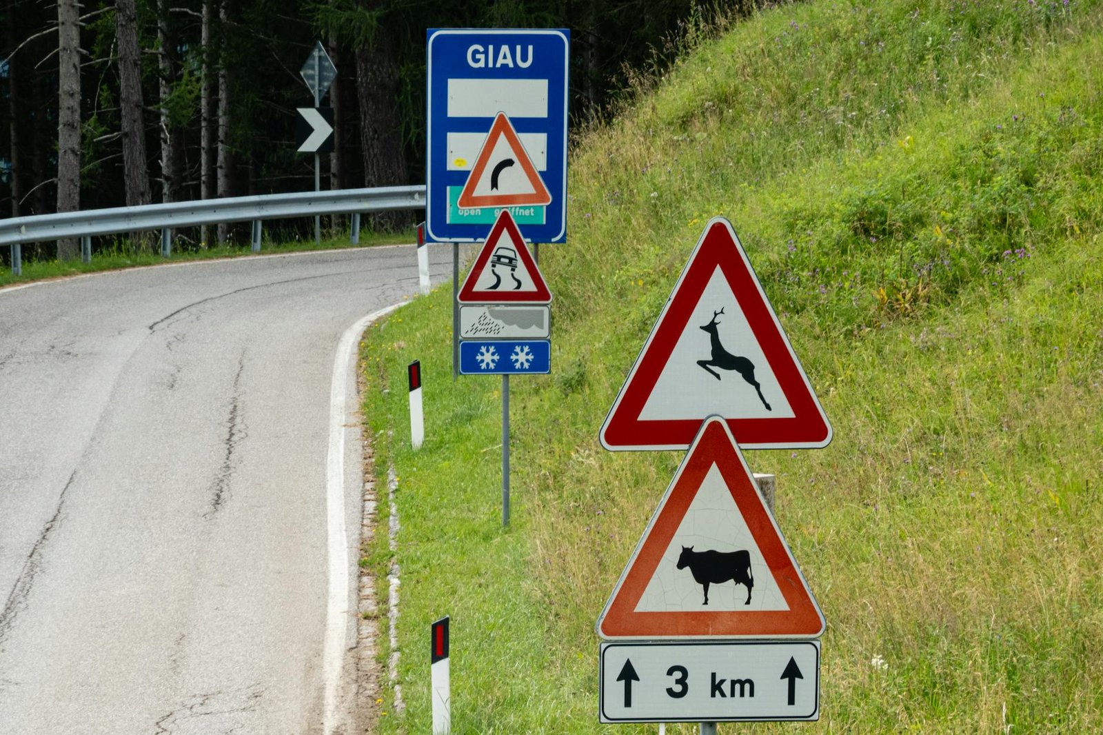 photo/road-signs-on-mountainous-curve-in-giau-pass