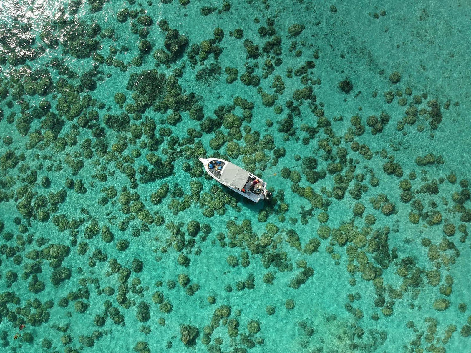 photo/aerial-photography-of-a-boat