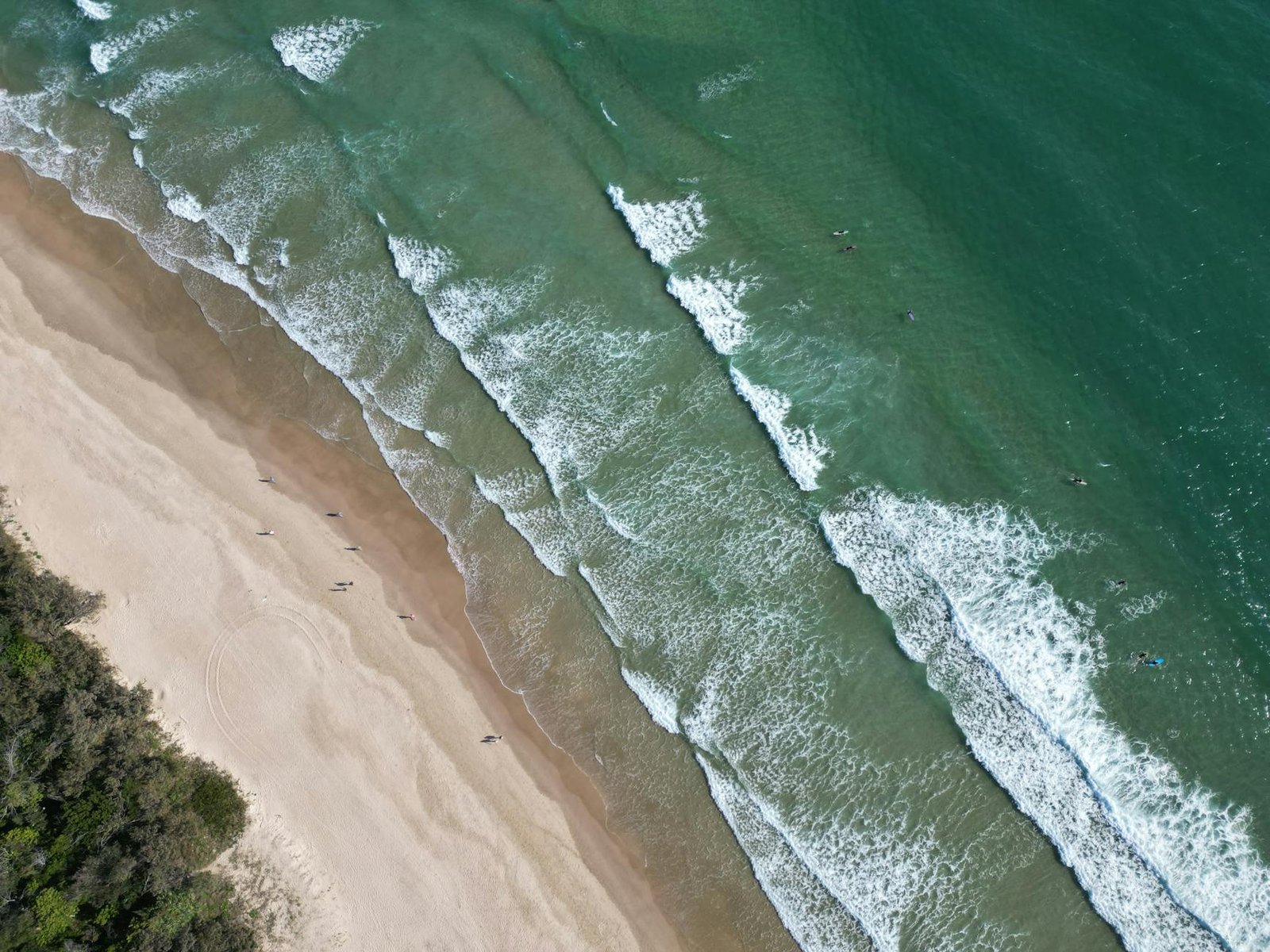 https://www.pexels.com/photo/aerial-view-of-pristine-beach-in-queensland-australia-29122221/