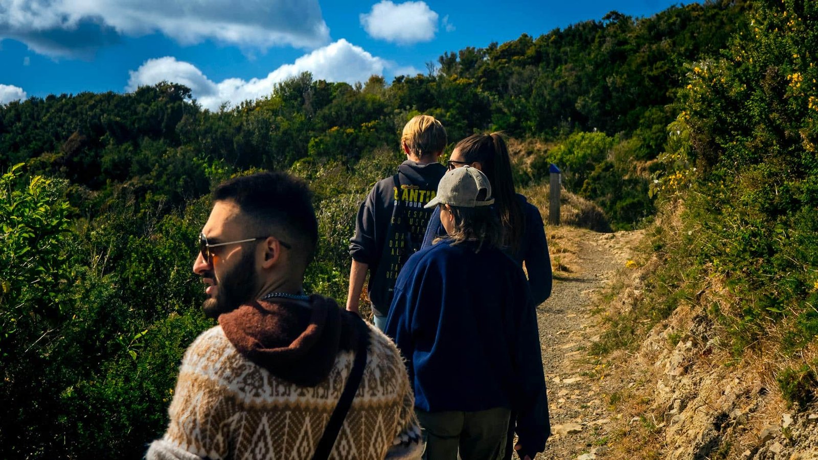 https://www.pexels.com/photo/group-hiking-adventure-in-wellington-new-zealand-29049909/