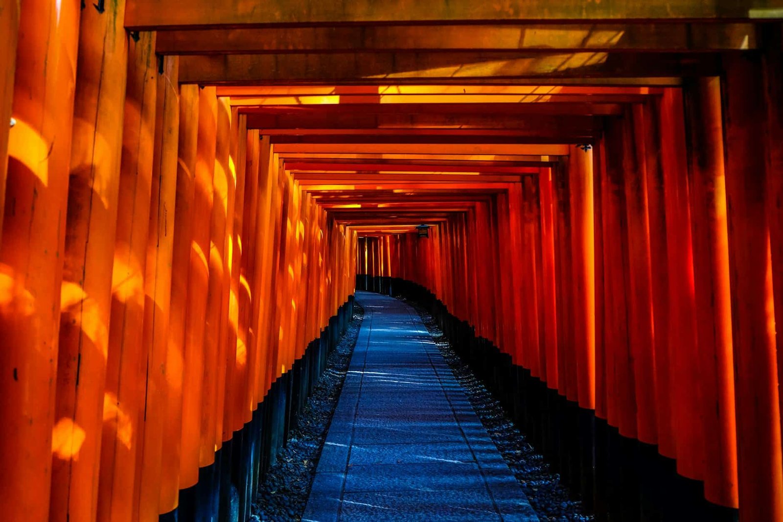 photo/blue-and-orange-wooden-pathway-96420/