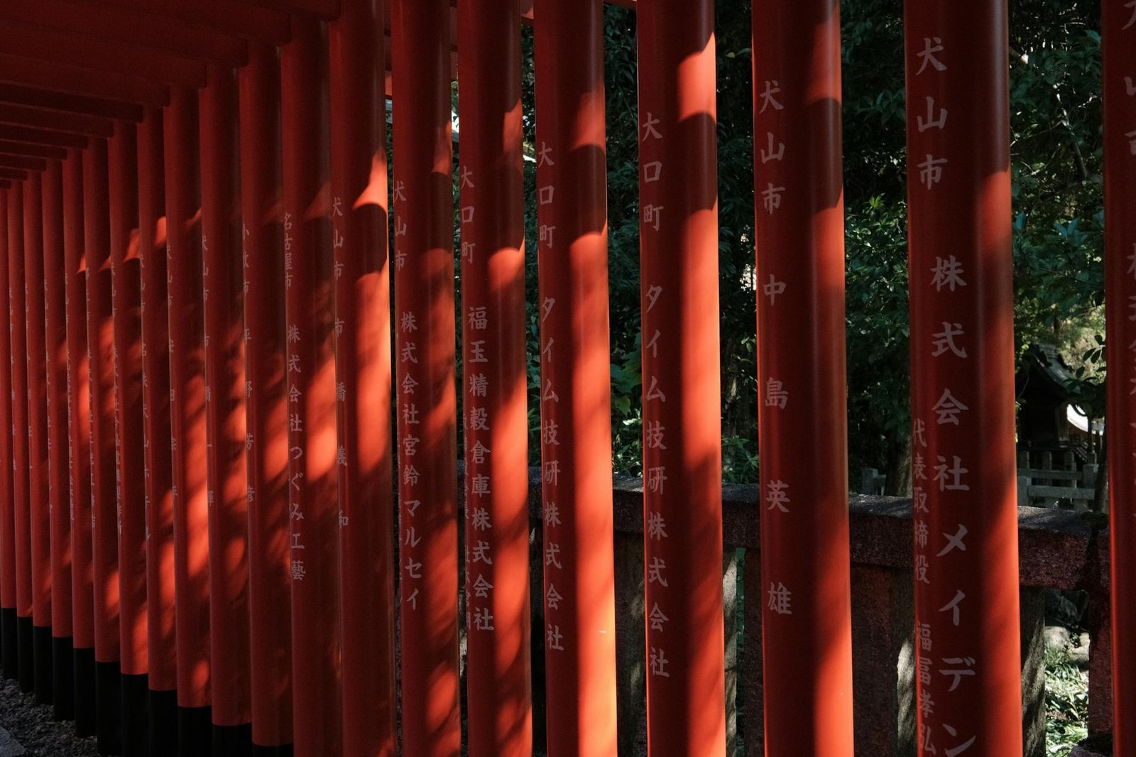 photo/red-torii-gate-shadows-in-inuyama-japan-28945607/