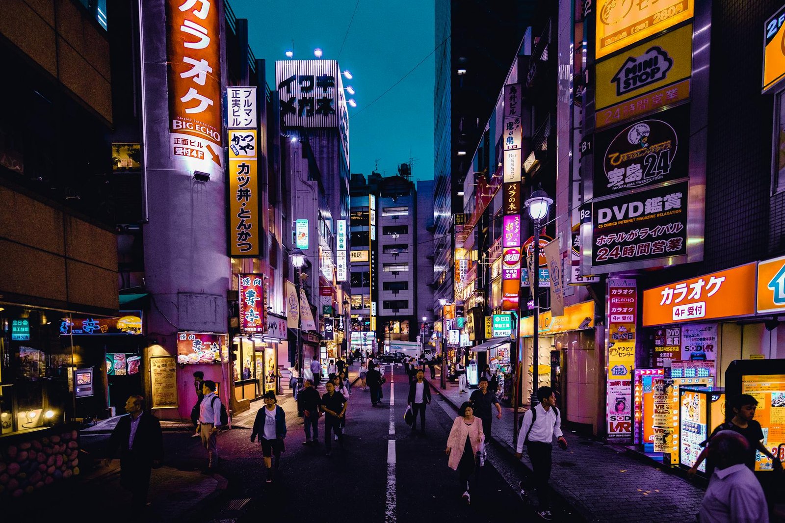 photo/people-walking-on-the-streets-surrounded-by-buildings-1510595/